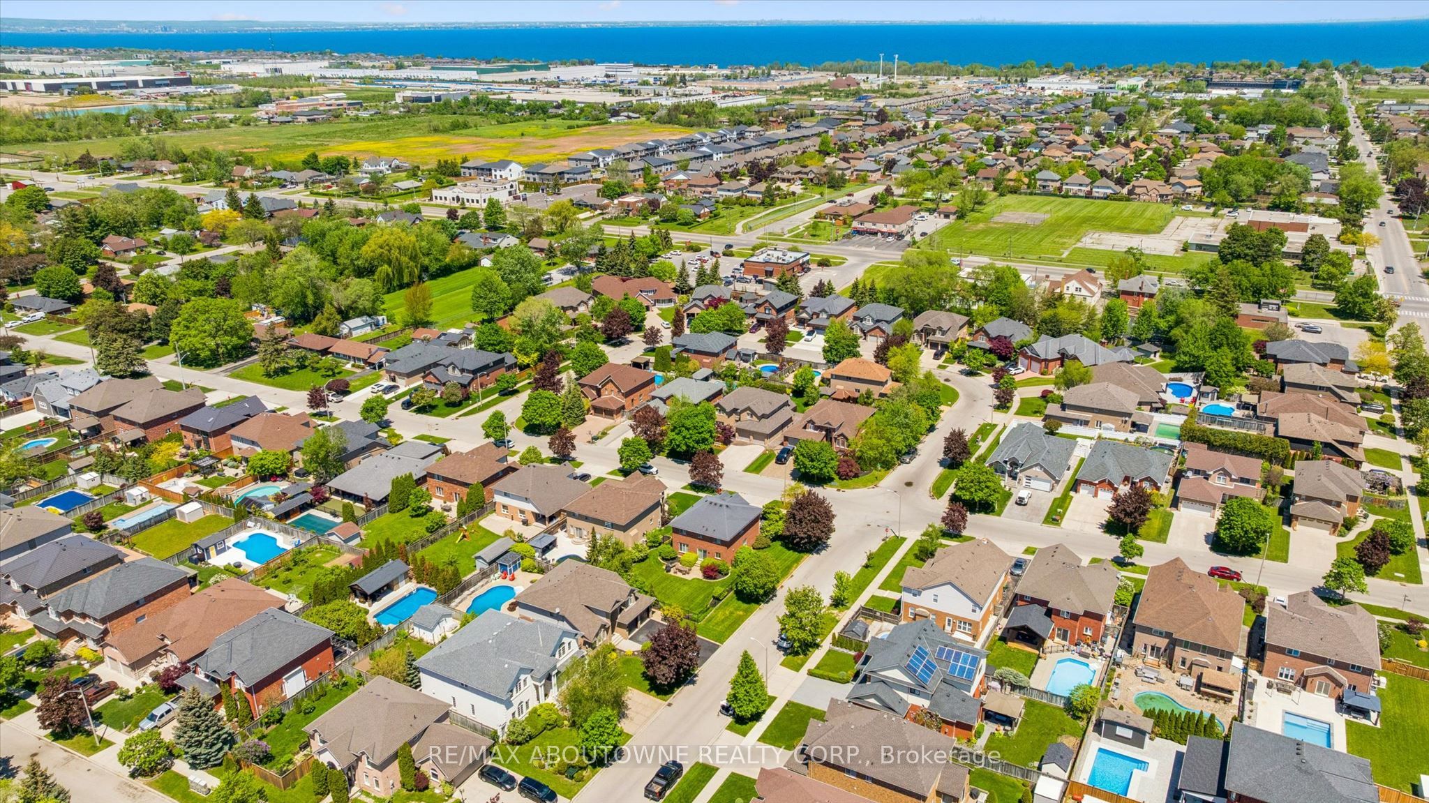 6 Fourseasons Drive, Hamilton ‣ X13832394 6 Fourseasons Drive, Hamilton ‣ X13832394