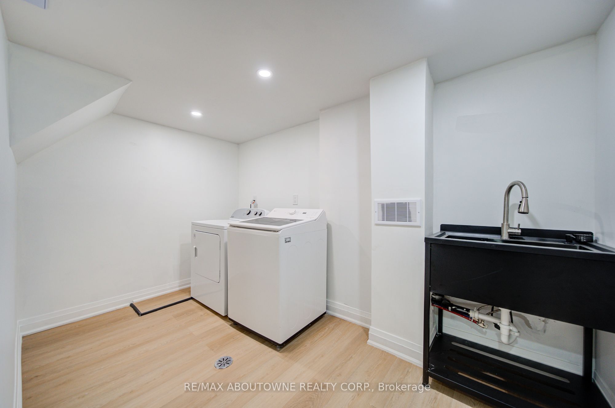 30 Dale Avenue, Hamilton ‣ X13859372 30 Dale Avenue, Hamilton ‣ X13859372
