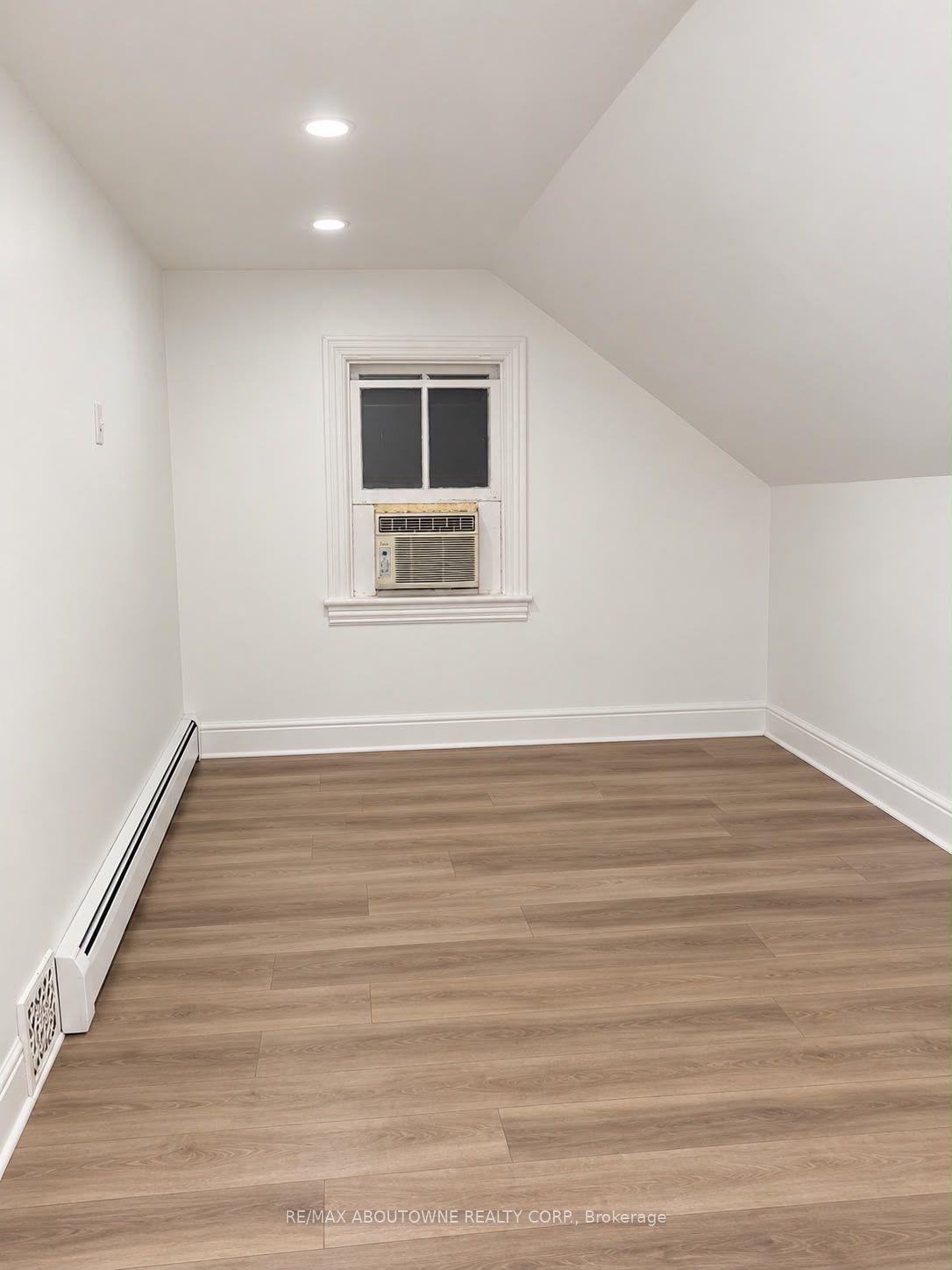 70 Wellington Street, Hamilton ‣ X14030516 70 Wellington Street, Hamilton ‣ X14030516