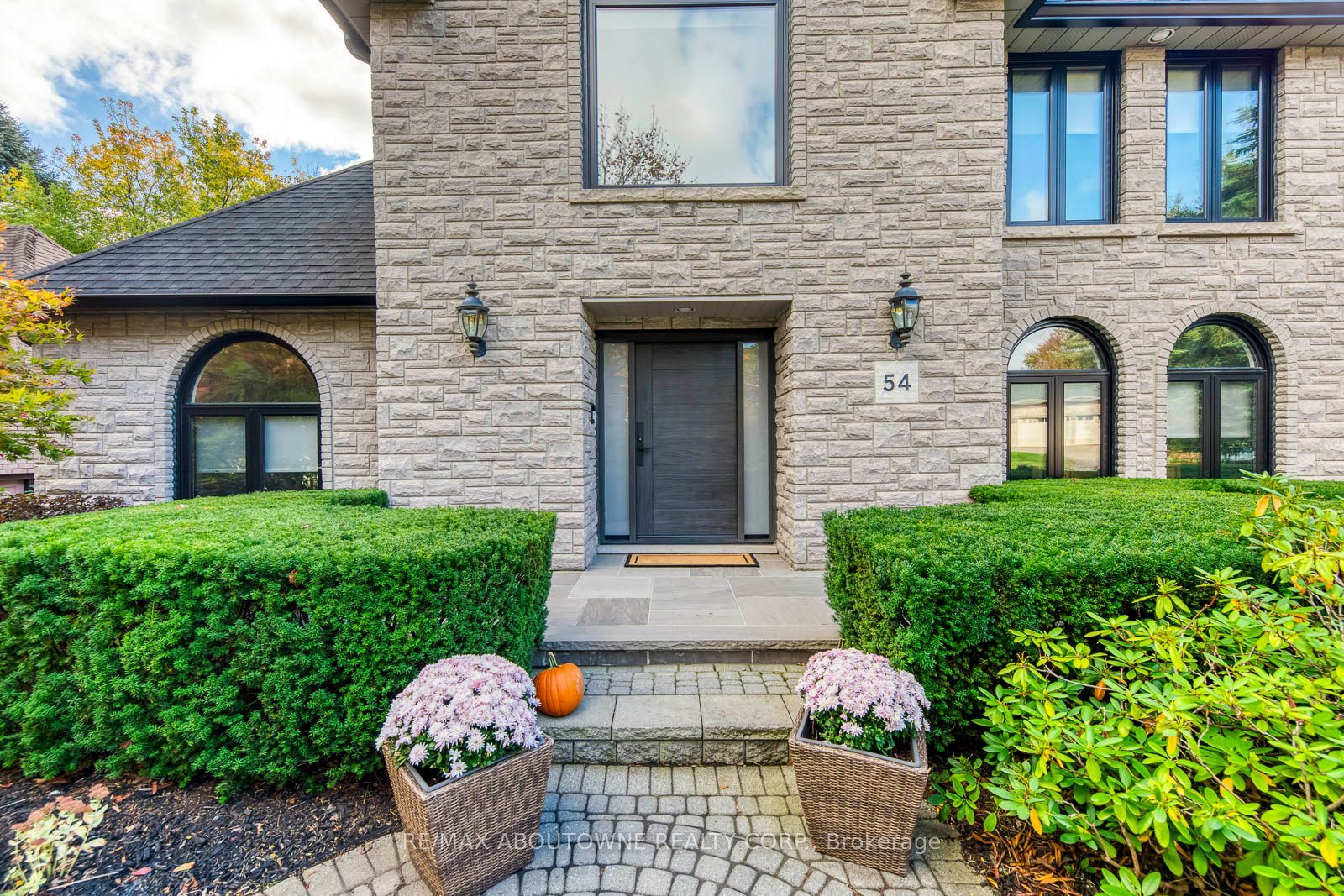 54 Deerview Avenue, Hamilton ‣ X14082306 54 Deerview Avenue, Hamilton ‣ X14082306