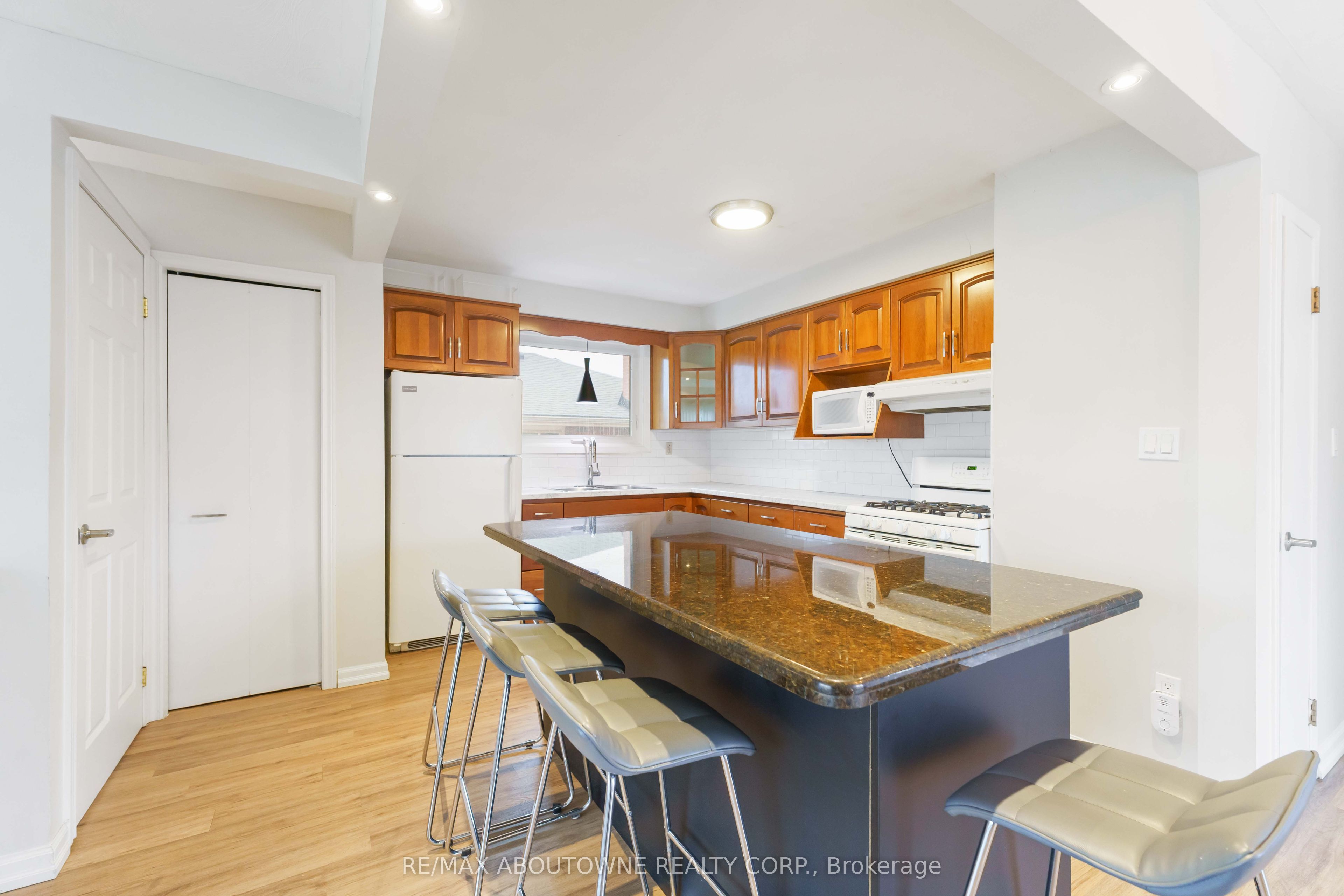517 Mohawk Road, Hamilton ‣ X14124106 517 Mohawk Road, Hamilton ‣ X14124106
