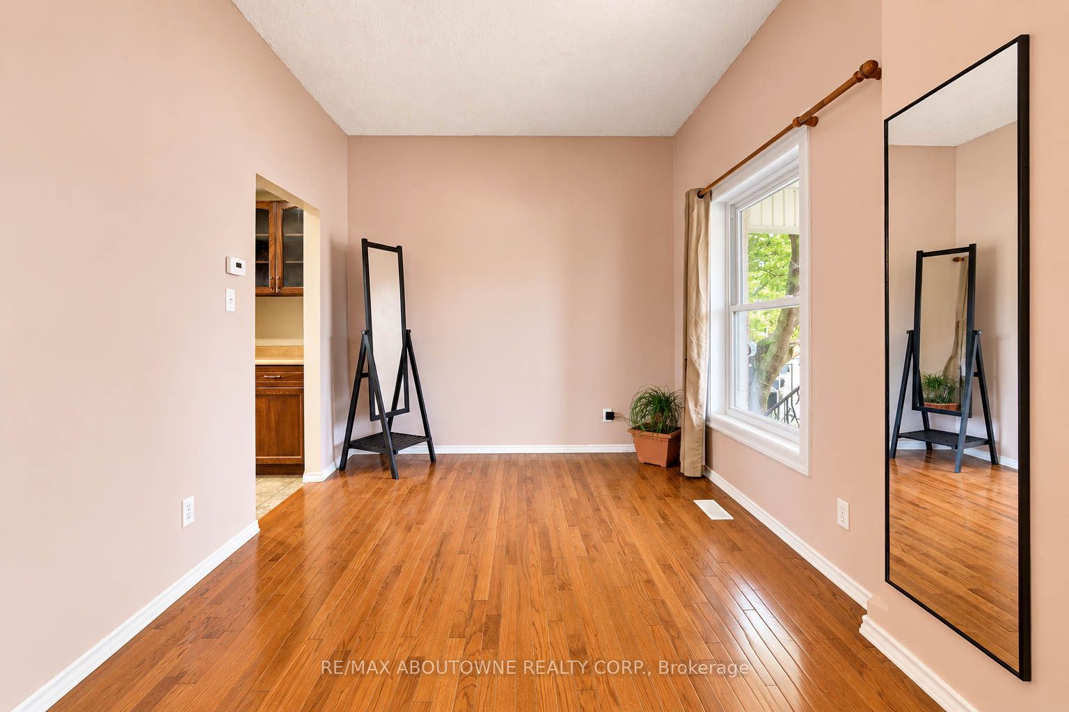 81 Glendale Avenue, Hamilton ‣ X14124464 81 Glendale Avenue, Hamilton ‣ X14124464